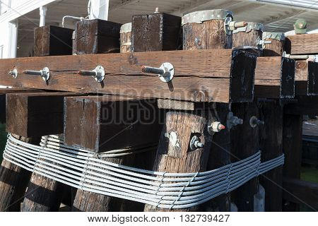 The metal hawser on the wooden post