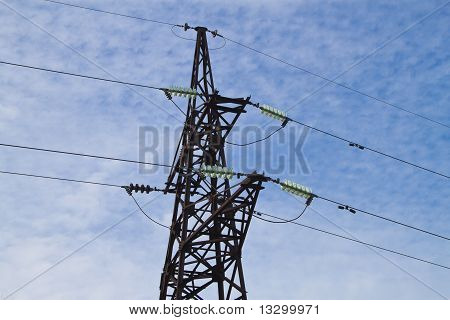 Ondersteuning van een transmissie van elektriciteit tegen de hemel