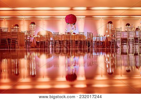 Miami, Usa - June 12, 2015: Wedding Dinner Table Decoration Relfection On The Floor With Red Roses T
