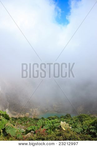 Vulkanen Irazú med syre sø