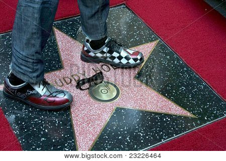 LOS ANGELES - Eylül 7: Buddy Holly Star, Gary Busey'nın ayakları ve gözlük Buddy Holly yürümek o yönü