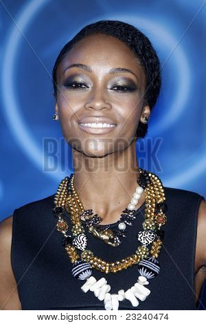 LOS ANGELES - 11 dic: Yaya DaCosta alla premiere mondiale di 'Tron' tenutasi presso il Teatro El Capitan in