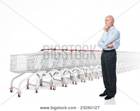 homem caucasiano sênior de pé e carrinho 3d