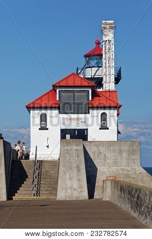 Duluth, Mn/usa - July 15, 2017: The Backside Of The Building Connected To The Duluth South Breakwate