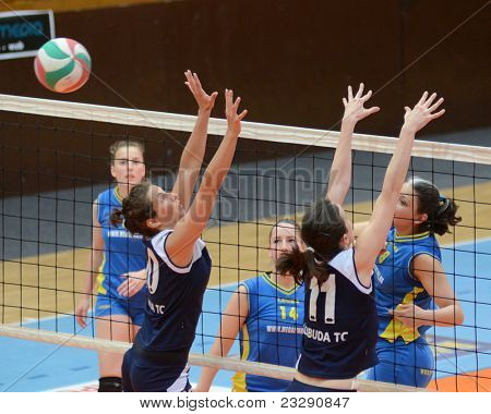 KAPOSVAR ฮังการี - 24 เมษายน: Barbara Balajcza (R) นัดลูกที่ wo ลี I. NB ฮังการี