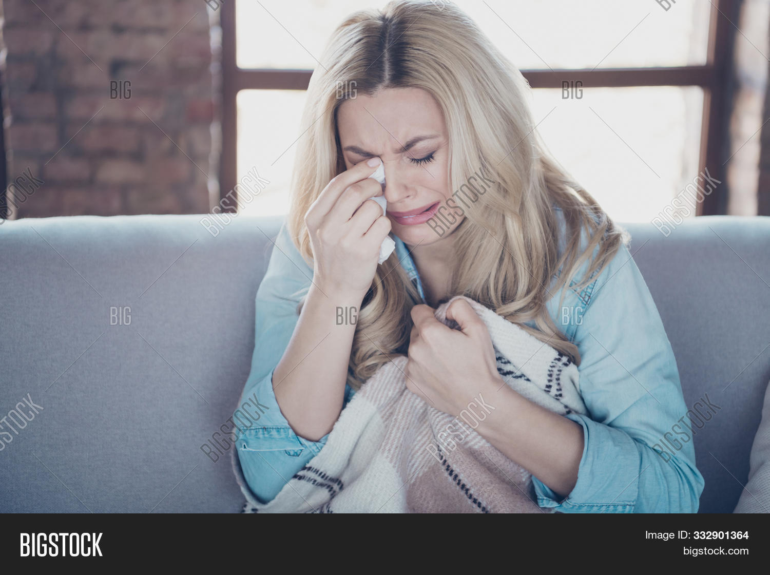 Пэм бисли. She is crying help. Pam beesly. Плачущая женщина. She is crying help.