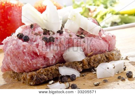 Mett z cebuli i pieprzu na chleb żytni