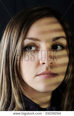 トラフ ジャロジー ウィンドウを探して、日光の美しい若い女性