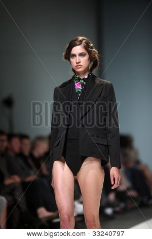 Záhřeb, Chorvatsko - 12. květen: Modelka nosí oblečení, které MAARTEN VAN DER HORST na Záhřeb šaty