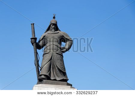 Seoul, South Korea-nov 4, 2018 : Statue Of Admiral Yi Sun-sin, Korean Naval Commander, Located At Gw