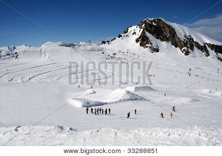 Festői táj síelők alpesi hegyek csúcsa háttérben, Crans-Montana, Svájc,