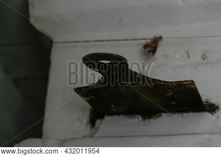 Defocus Rustic Oven With Open Smoked Damper. White Clay Oven Or Traditional Stove. Iron Damper. Dark