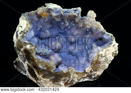 Kidney-shaped Chalcedony Covered With Blue Patina, A Beautiful Collection Specimen Of Chalcedony. Go