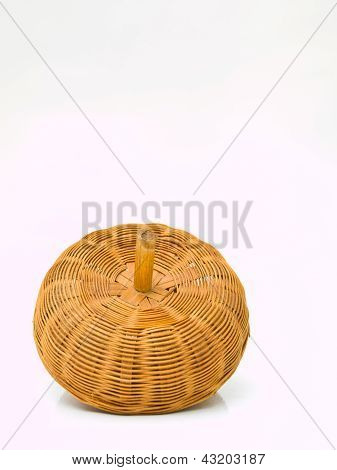 Un cesto di vimini giallo isolato On White Background