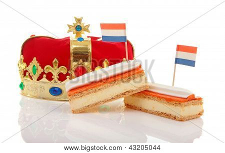 Tipik Hollanda Tompouce tatlı taç ile