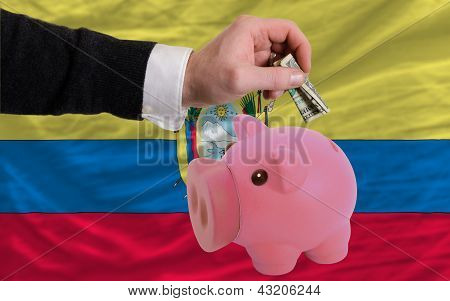 Dolar zengin kumbara ve Ekvador ulusal bayrak