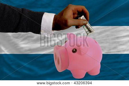 Dollaro in Rich salvadanaio e bandiera nazionale di El Salvador