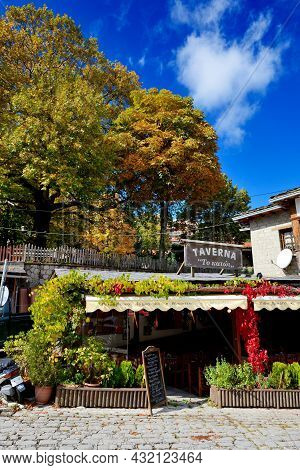 Metsovo Village, Greece-october 11: The Tourists Enjoing Their Vacation In Metsovo Village On Octobe