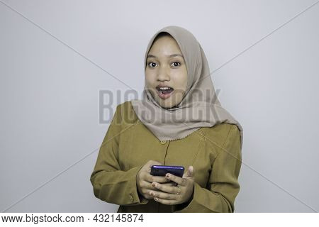 Shock Government Worker Women When Using A Smartphone. Pns Wearing Khaki Uniform.