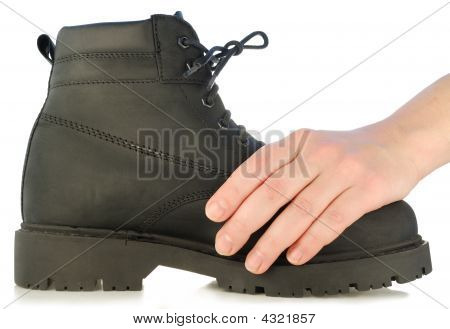 Hand hält grobe boot