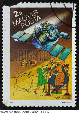 Hungary - Circa 1986: Postage Stamp 'ussr Vega And Bayeaux Tapestry Detail' Printed In Hungary. Seri