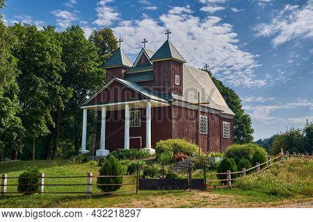 Old Ancient Wooden Catholic Church Of The Blessed Virgin Mary In Kholkhlovo, Molodechno District, Mi
