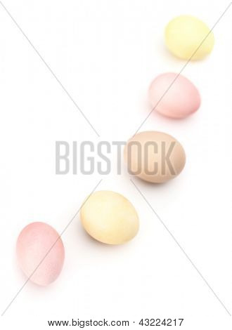 Semicerchio di uova di gallina multicolore, isolata on white
