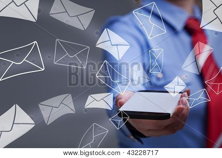 Business Woman Holding Smartphone skicka e-post
