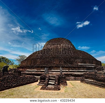 Ősi buddhista dagoba (stupe) Pabula Vihara. Ősi város Pollonaruwa, Srí Lanka