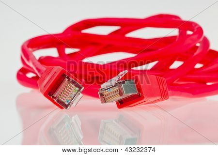 Das rote Kabel von einem Netzwerk von einem Computer.