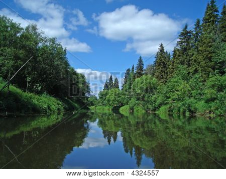 River bei Sommerzeit