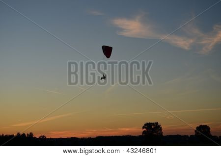 Paragliding při západu slunce