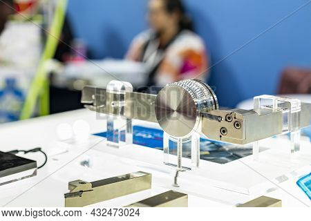 Sample Round, Radius Carbide Insert Cutting Tools With Turning Toolholder And Workpiece For Cnc Lath