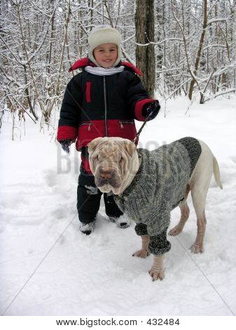 Kind mit Hund. Winter.