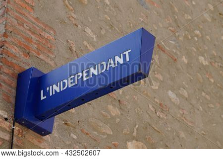 Perpignan , Occianie, France - 09 05 2021 : L'independant Perpignan French Newspaper Logo Text And B