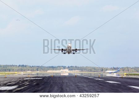 Moskova - syyskuu 22: Airbus Aeroflot nousun kiitoradan Lentokenttä Sheremetyevo syys 22, 2011 Mosco