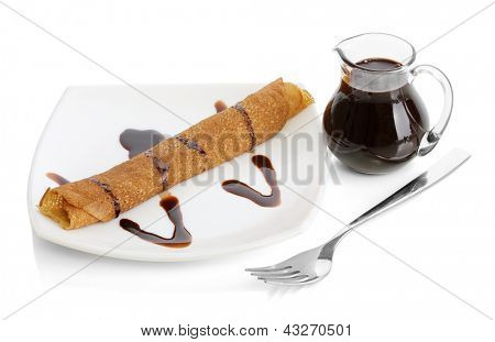 หวาน pancakes บนแผ่นกับนมข้นที่แยกต่างหากบนพื้นสีขาว