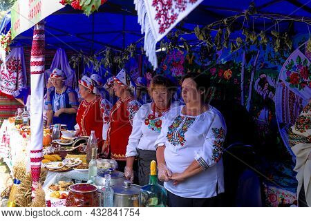 Korosten' Ukraine - September 04 2021: Festival Of Potato Pancakes In The City Park. Sellers In Nati