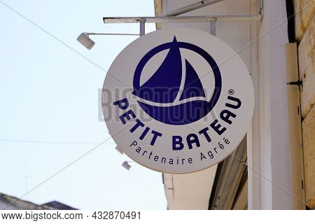 Bordeaux , Aquitaine  France - 09 05 2021 : Petit Bateau Logo Brand And Sign Text Front Of Boutique 