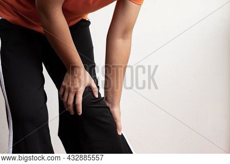 A Woman Supporting Herself From Numbness, Muscle Weakness, Pain, And Tingling In The Knee Nerve Endi