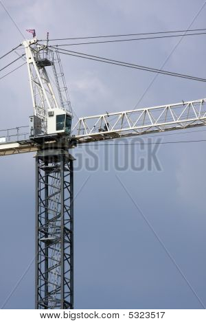 Guindaste de construção contra Sky