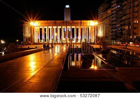 Historiska flaggan monumentet i Rosario, Argentina, staden på natten