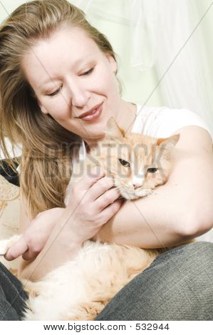 Ragazza Petting Cat