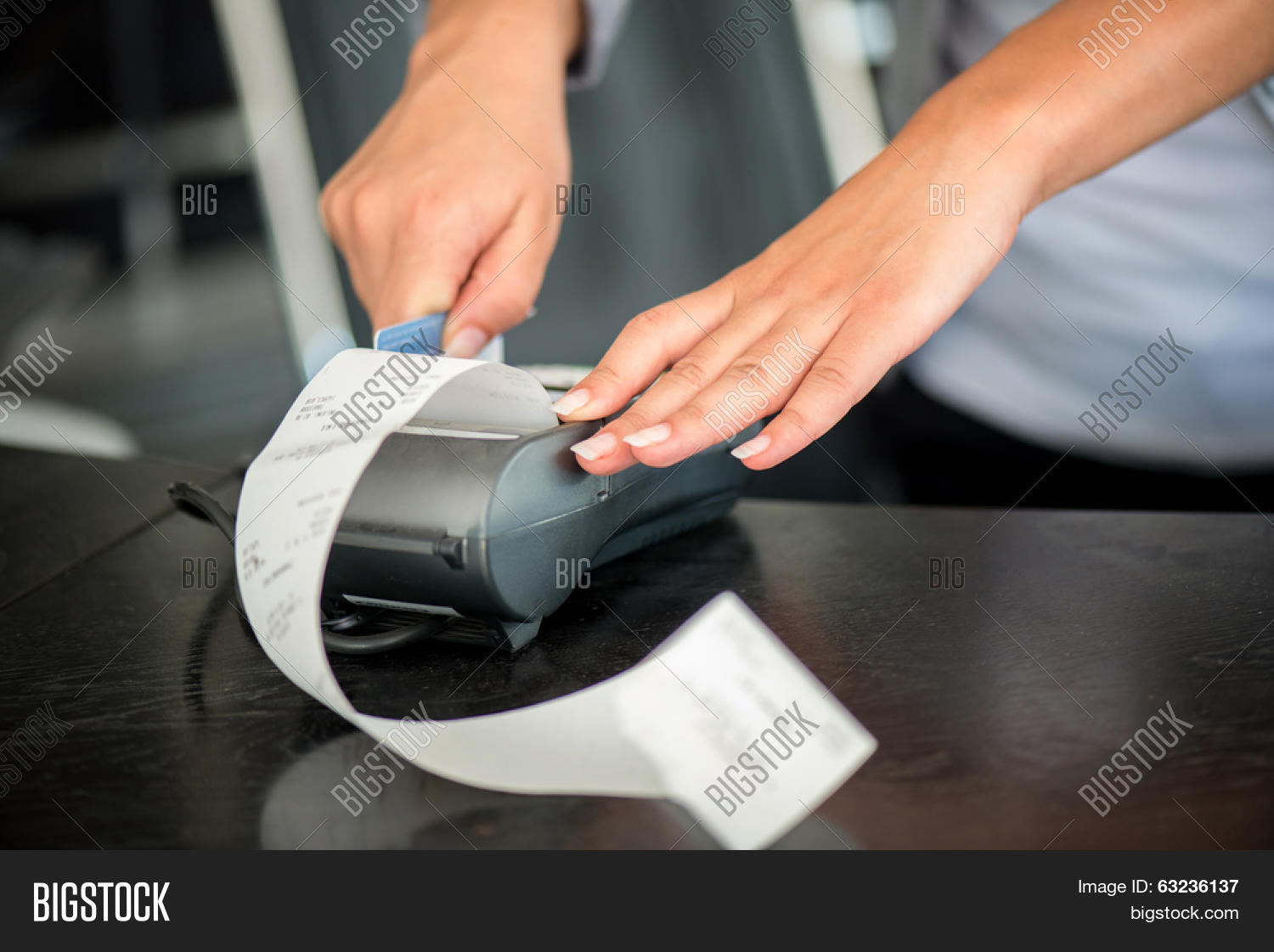 Hands Operating 图片和照片(免费试用) | Bigstock