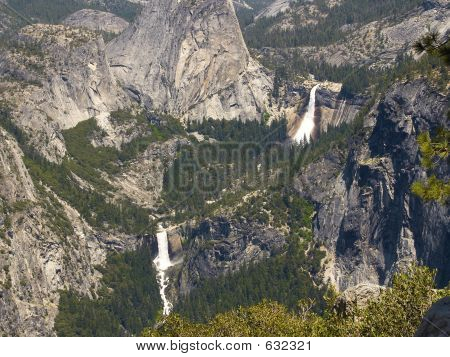 Yosemite: Nevada & Vernalin putoukset, sulje