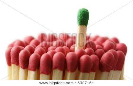 Matchstick สีเขียวที่ผู้คนสีแดง จากฝูงชน