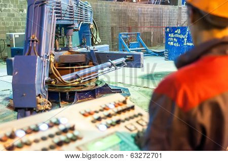 Worker control process of making concrete block