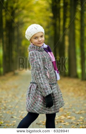 usmíval se šťastný Mladá blondýnka v moderním kabátě postavení otočil dozadu