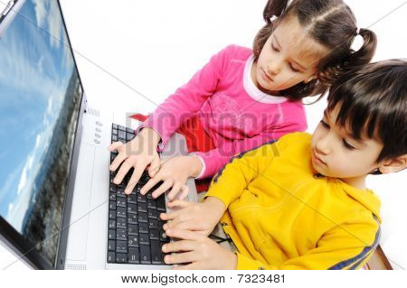 Kinder auf laptop