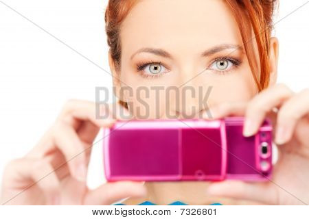 Donna felice con fotocamera telefono